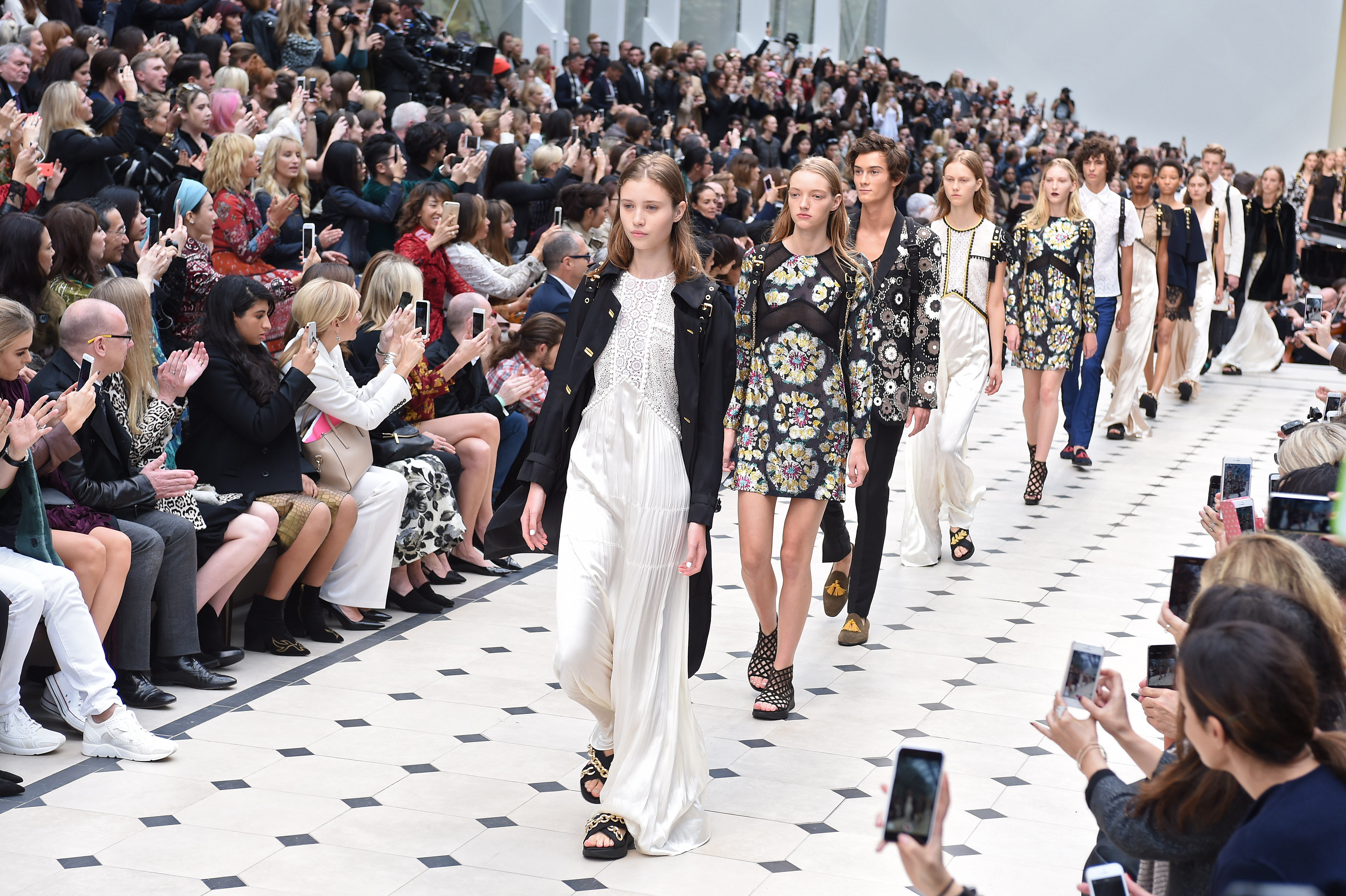 LONDON, ENGLAND - SEPTEMBER 21: Models walk the runway at the Burberry Prorsum Spring Summer 2016 fashion show during London Fashion Week on September 21, 2015 in London, United Kingdom. (Photo by Catwalking/Getty Images)